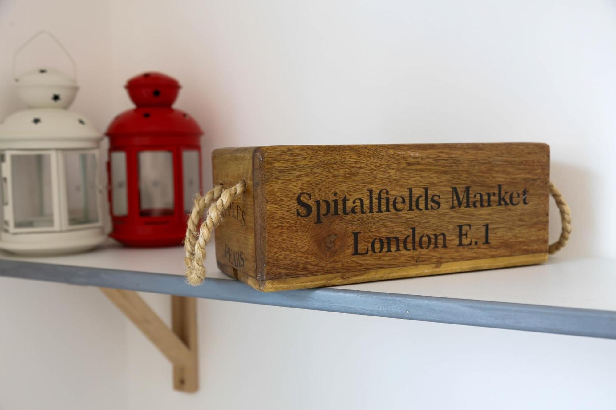Privat overnatting Stylish 1-minute Walk To Camden Town Metro, Shops, Cafes, Bars & Restaurants With Shared Bathrooms