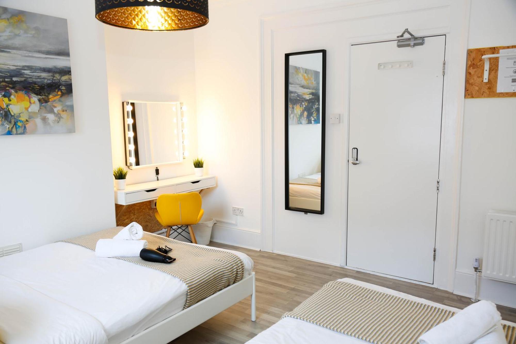 Privat overnatting Stylish 1-minute Walk To Camden Town Metro, Shops, Cafes, Bars & Restaurants With Shared Bathrooms *