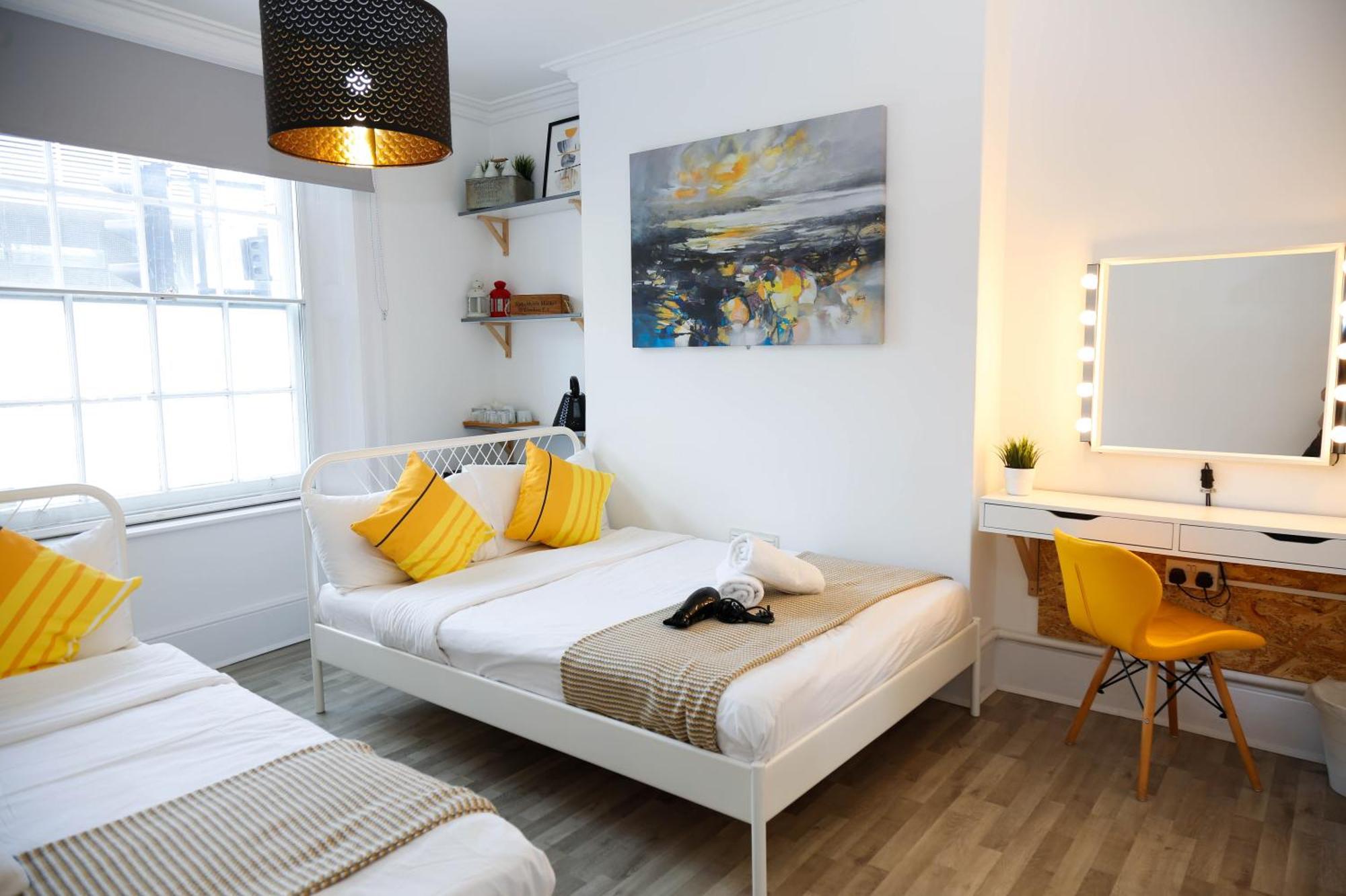 Stylish 1-minute Walk To Camden Town Metro, Shops, Cafes, Bars & Restaurants With Shared Bathrooms Privat overnatting London