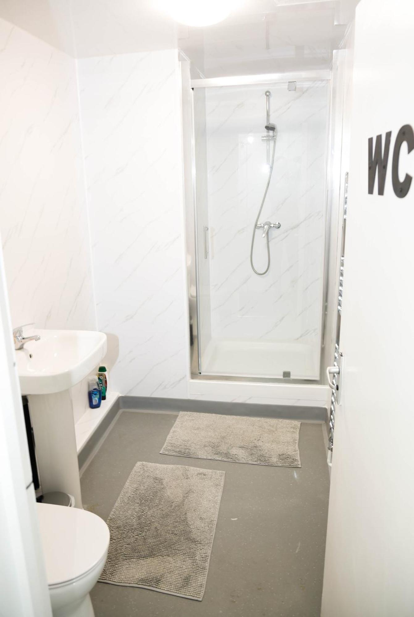Privat overnatting Stylish 1-minute Walk To Camden Town Metro, Shops, Cafes, Bars & Restaurants With Shared Bathrooms
