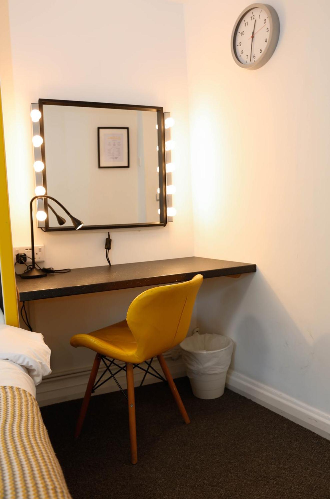 Privat overnatting Stylish 1-minute Walk To Camden Town Metro, Shops, Cafes, Bars & Restaurants With Shared Bathrooms