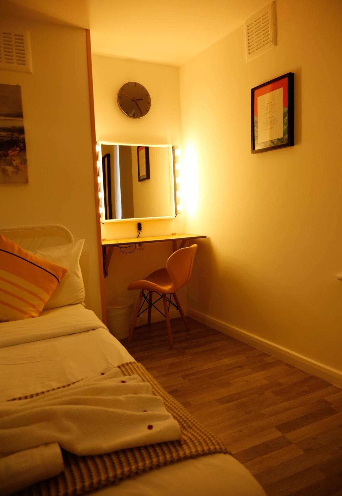Privat overnatting Stylish 1-minute Walk To Camden Town Metro, Shops, Cafes, Bars & Restaurants With Shared Bathrooms London