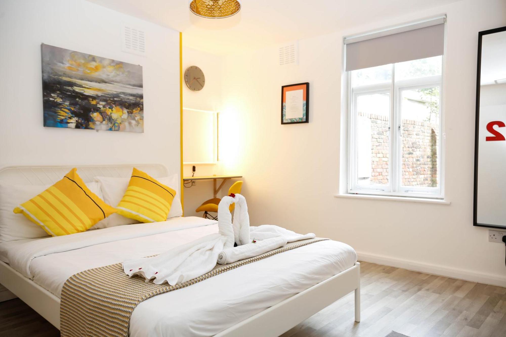Stylish 1-minute Walk To Camden Town Metro, Shops, Cafes, Bars & Restaurants With Shared Bathrooms Privat overnatting London