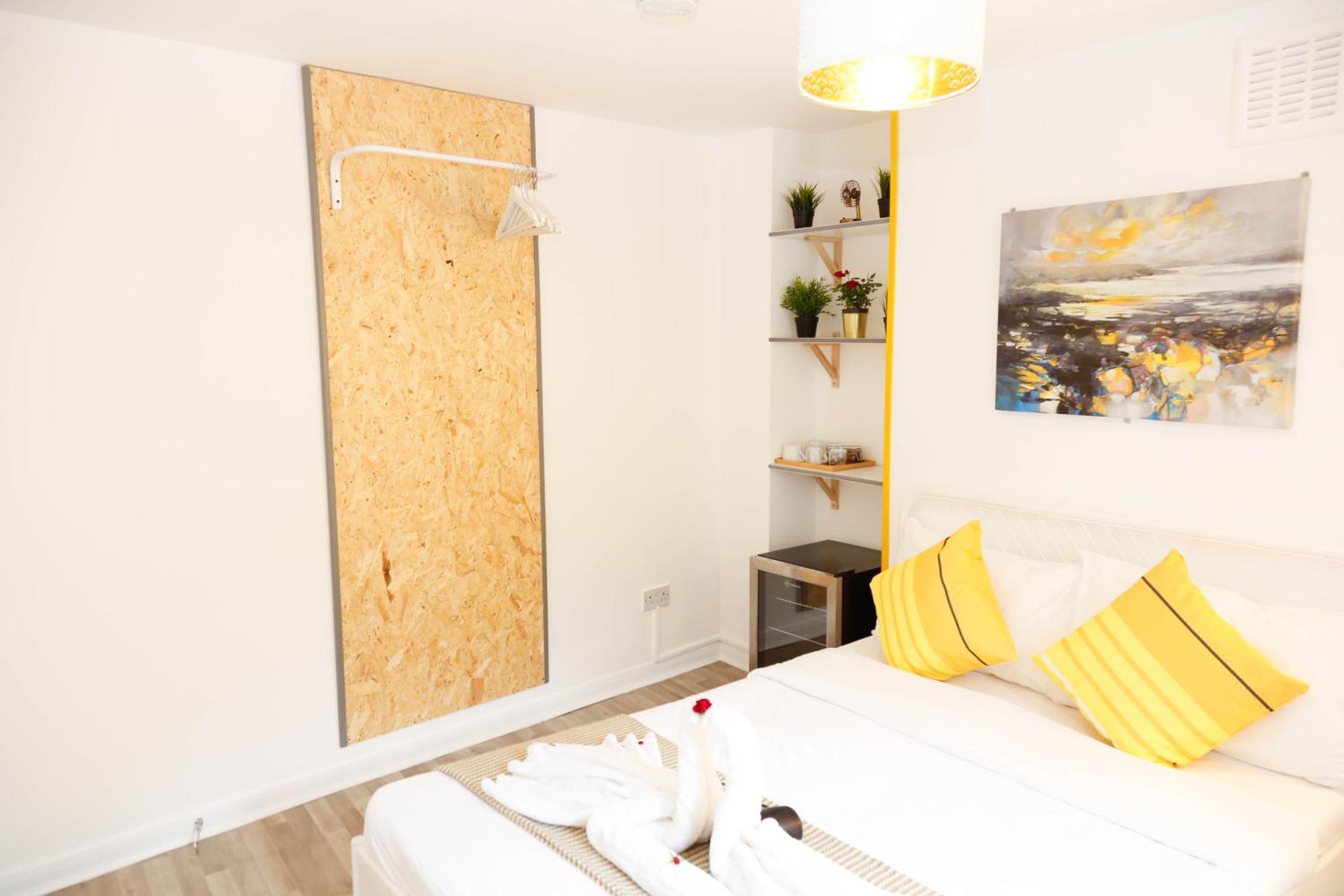 Privat overnatting Stylish 1-minute Walk To Camden Town Metro, Shops, Cafes, Bars & Restaurants With Shared Bathrooms London