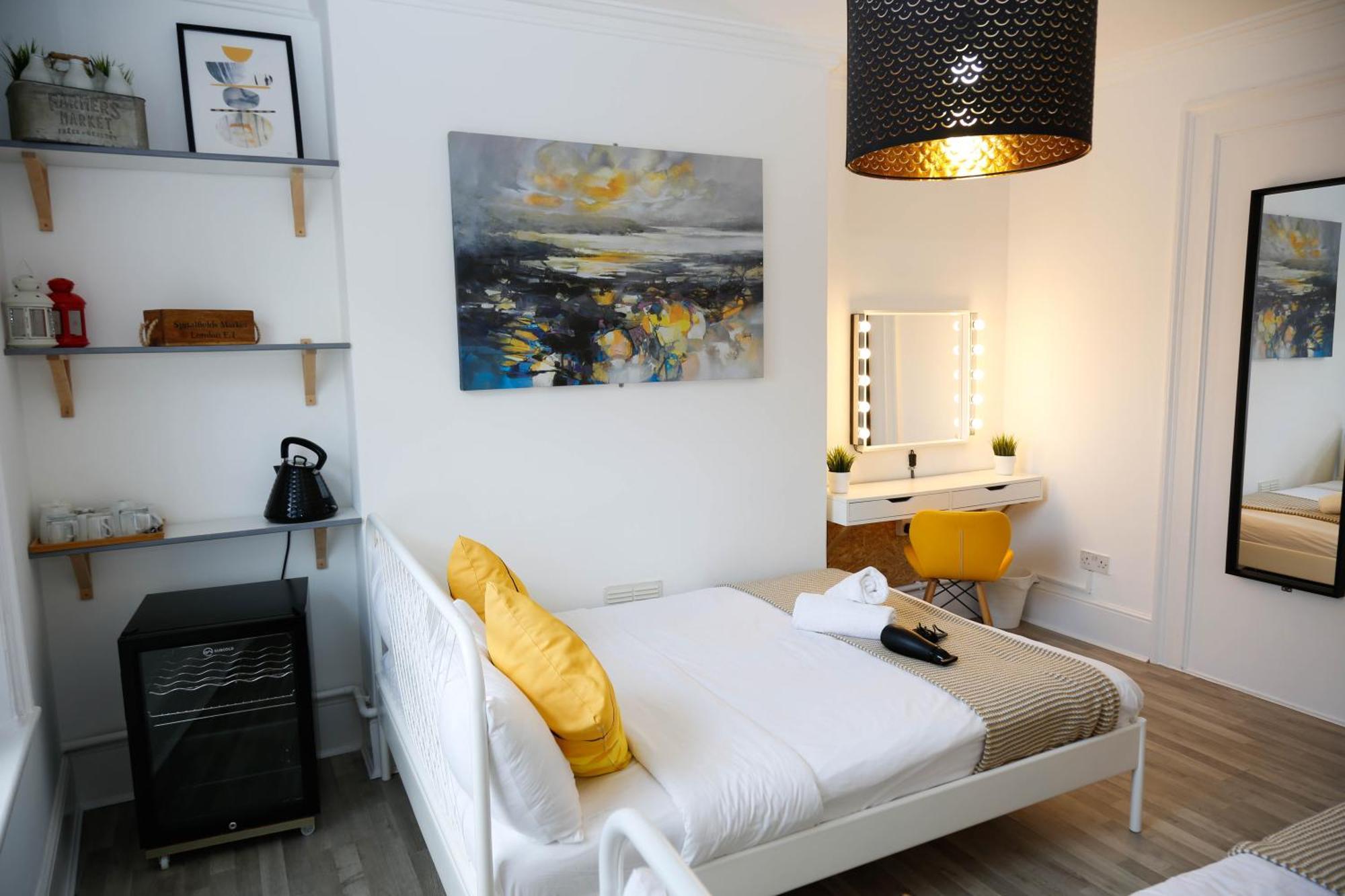 Homestay Stylish 1-minute Walk To Camden Town Metro, Shops, Cafes, Bars & Restaurants With Shared Bathrooms *