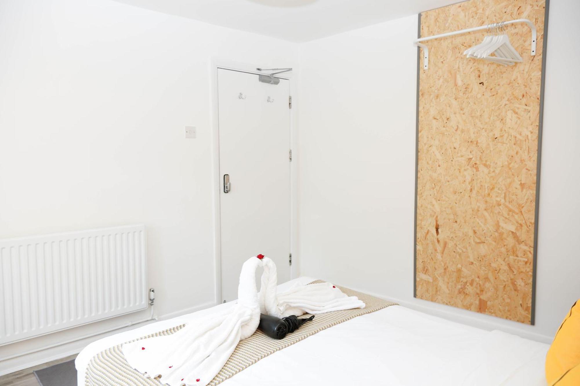 Stylish 1-minute Walk To Camden Town Metro, Shops, Cafes, Bars & Restaurants With Shared Bathrooms Privat overnatting