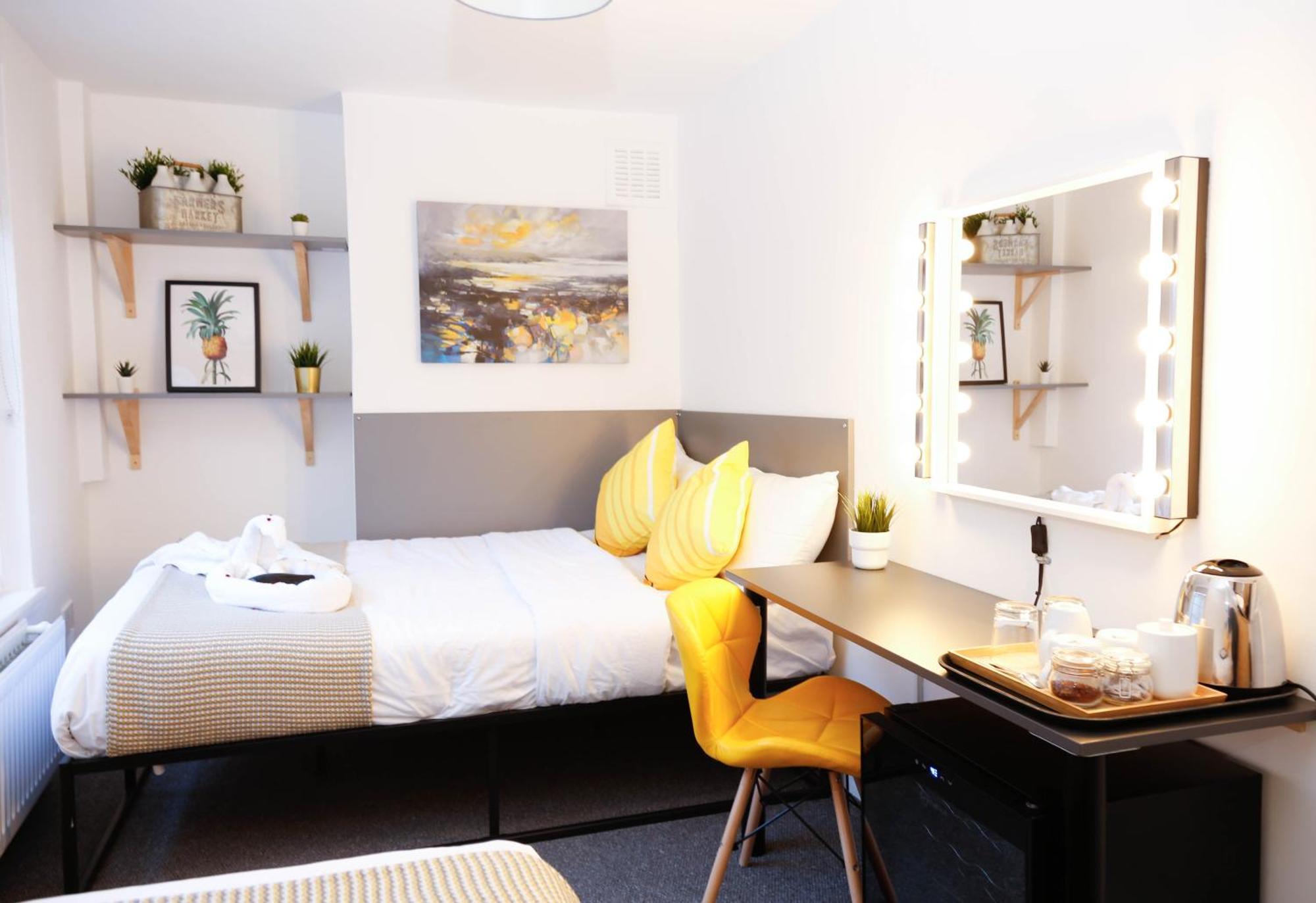 Homestay Stylish 1-minute Walk To Camden Town Metro, Shops, Cafes, Bars & Restaurants With Shared Bathrooms *