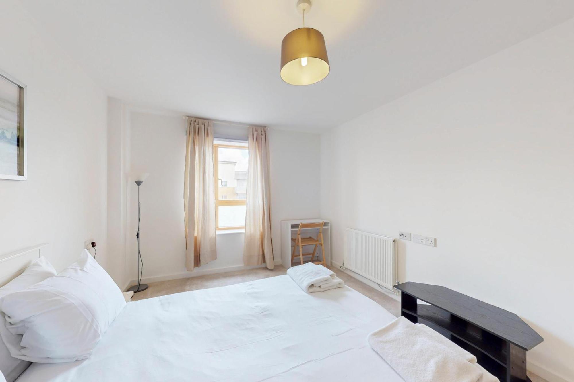 Spacious 3-bed With Balcony, 5-min Walk To Station * Londres