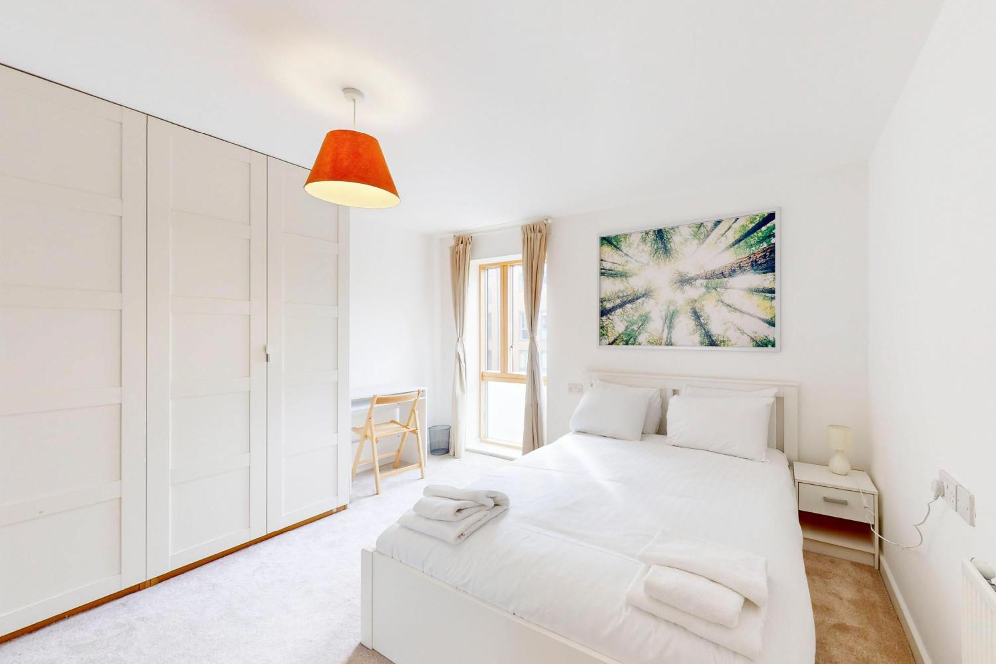 Spacious 3-bed With Balcony, 5-min Walk To Station Apartamento *