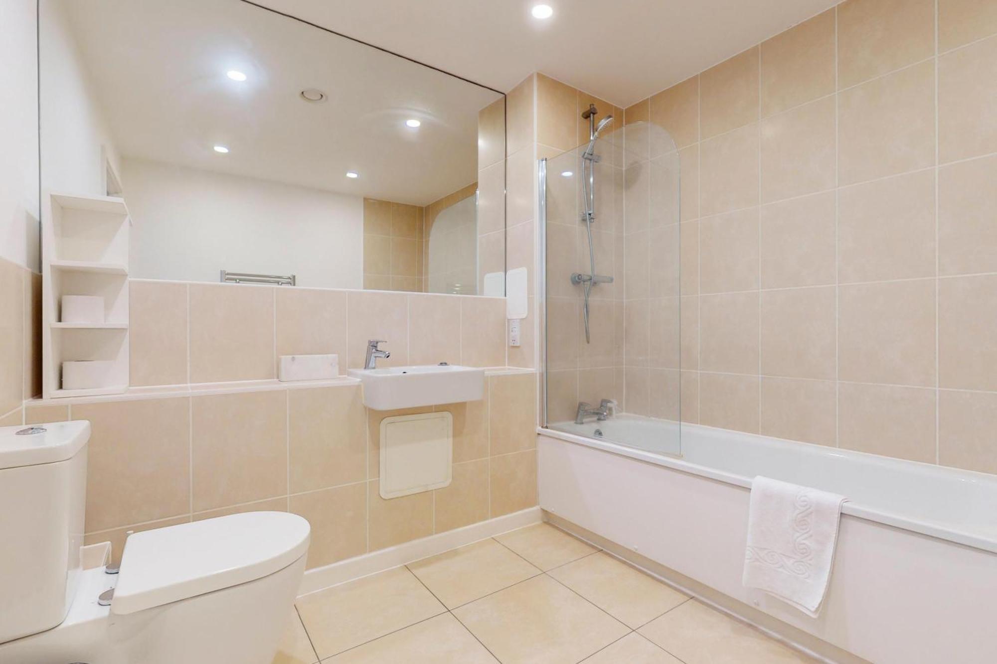 Spacious 3-bed With Balcony, 5-min Walk To Station Apartamento