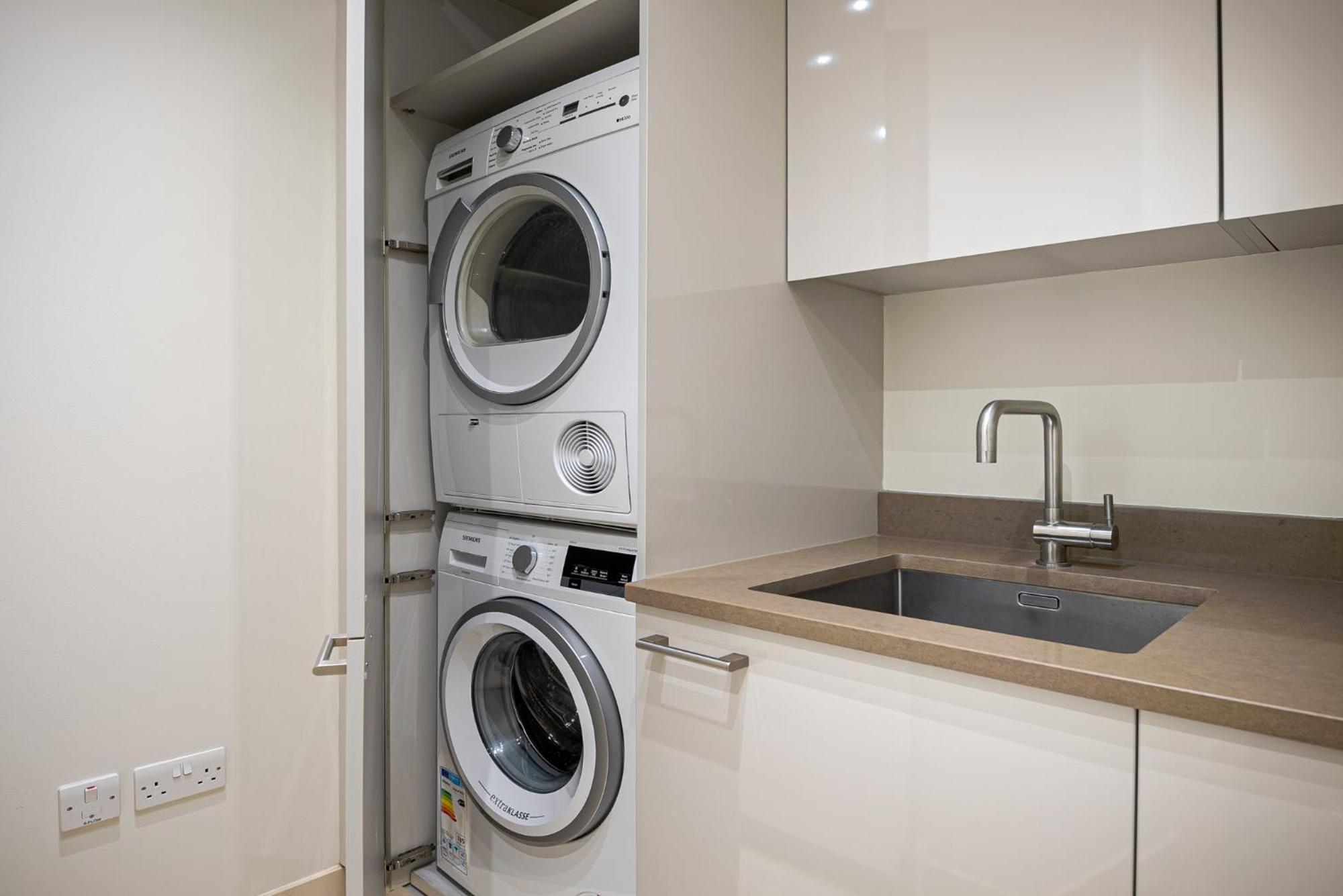Apartment Modern 3 Bedroom Luxury House With Garage In *