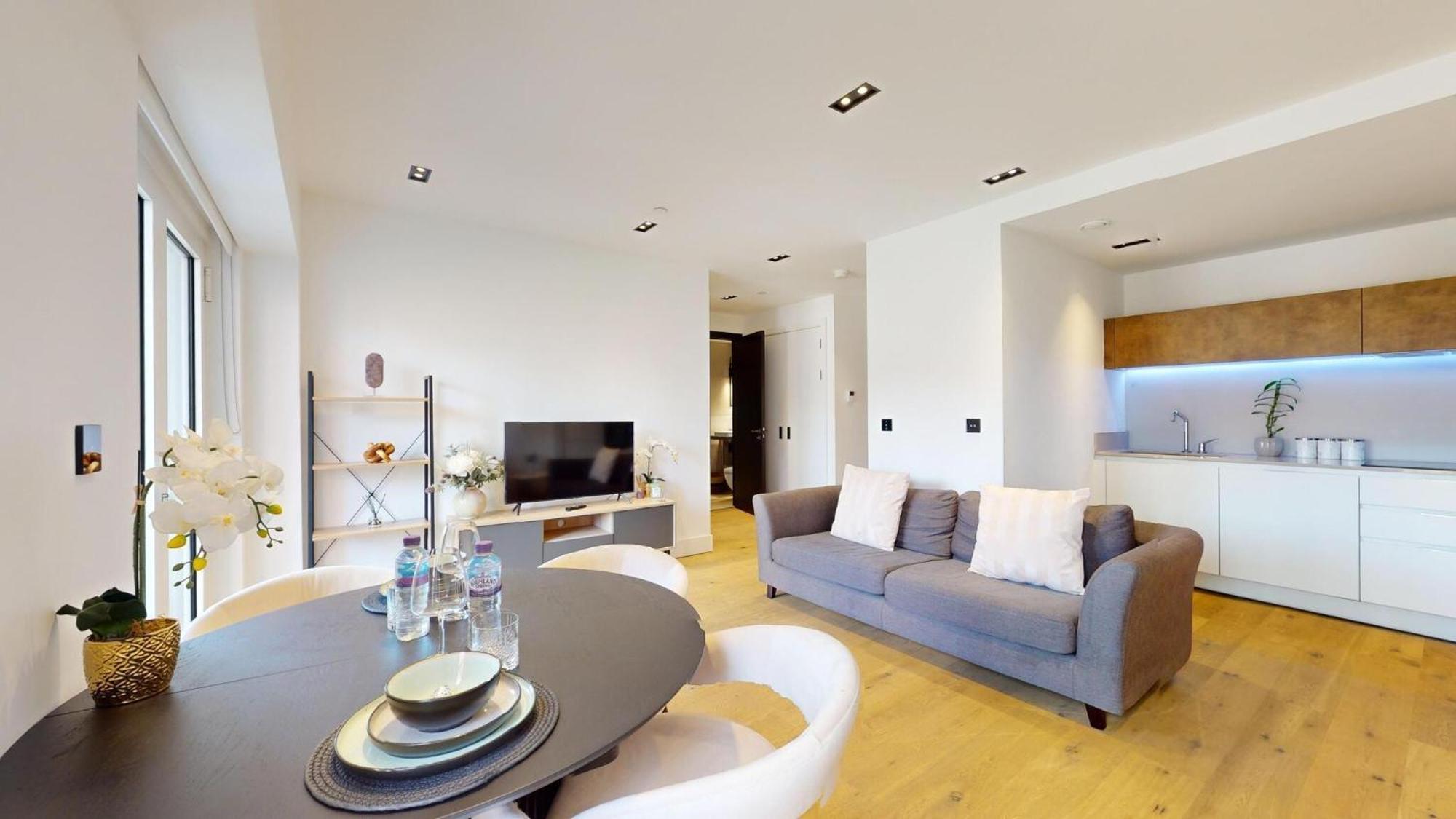 Luxury Large In Central With Balcony *