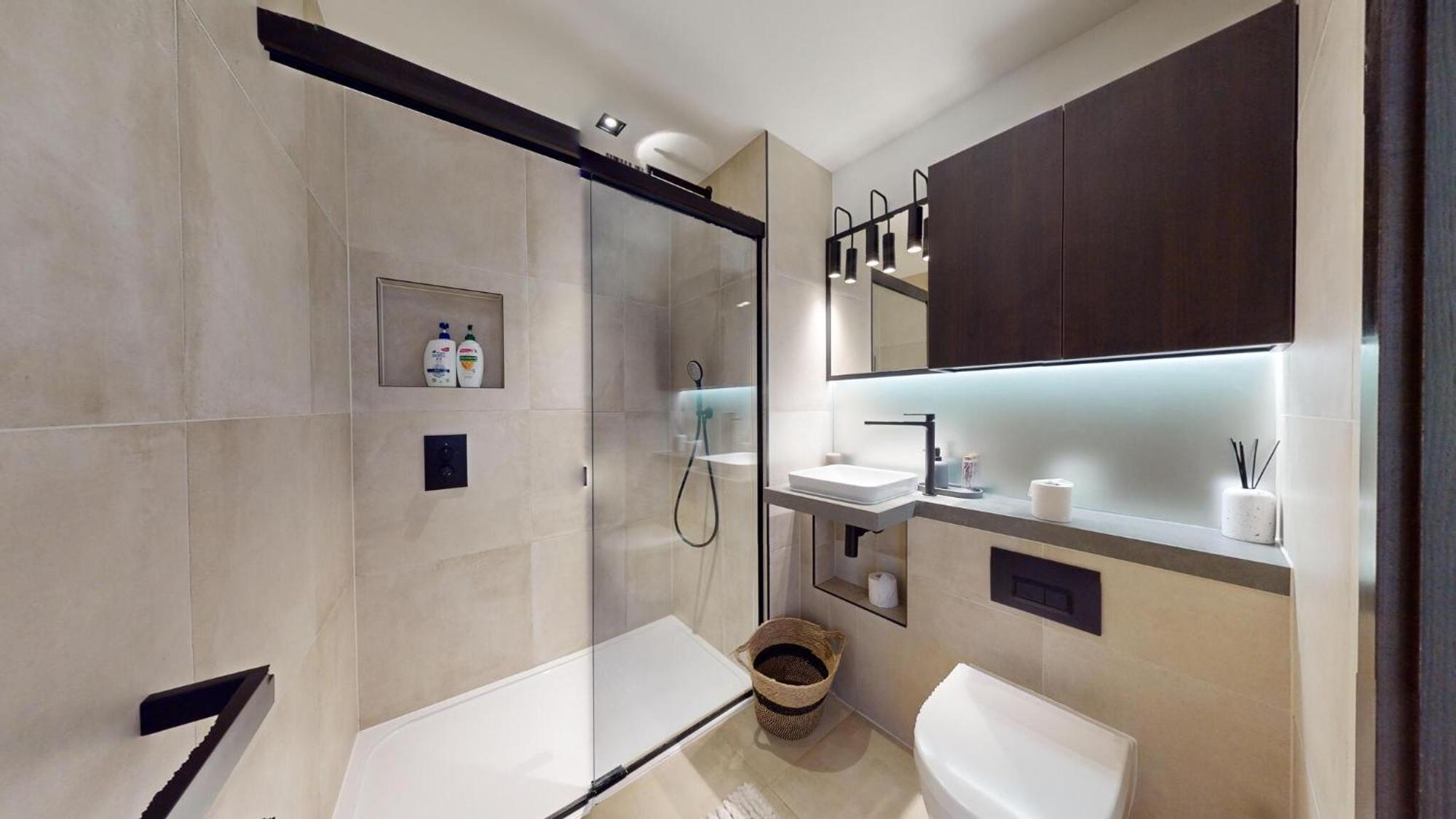 Luxury Large In Central With Balcony Appartement *