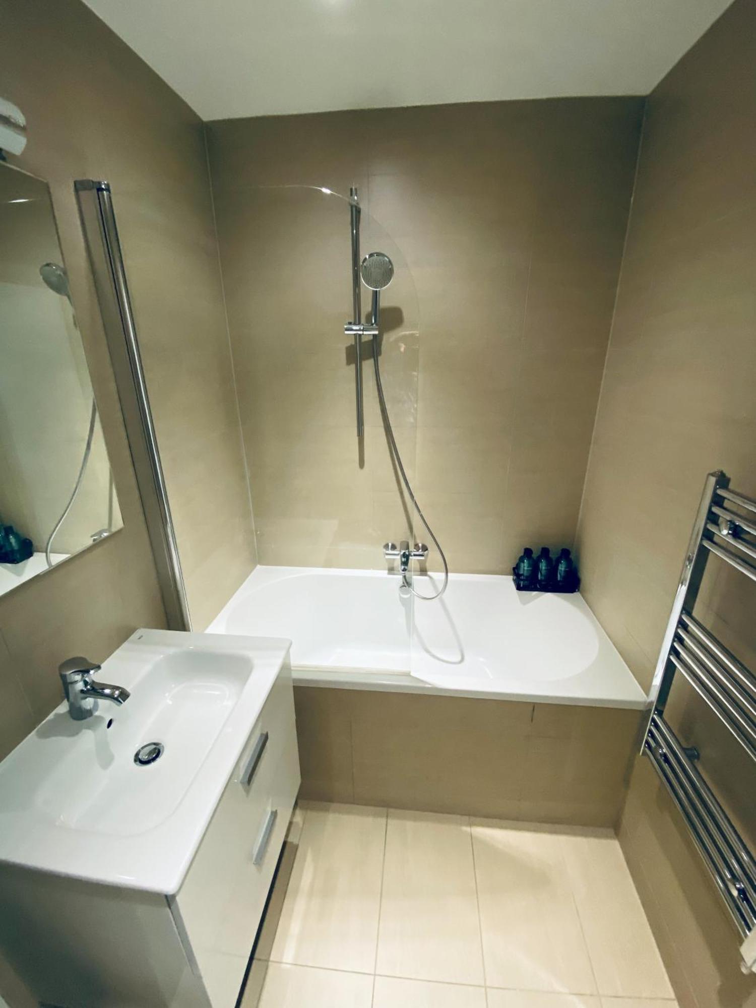 2 Bedroom Flat - 2 Bath - 15 Min Camden Town Apartment *
