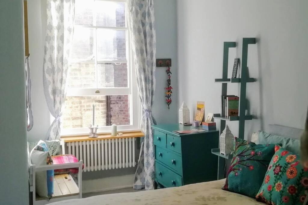 Charming With Balcony * Londres