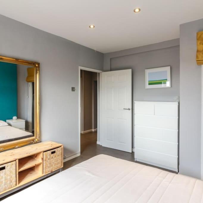 Floor 1 Bedroom With Views Over Leilighet London