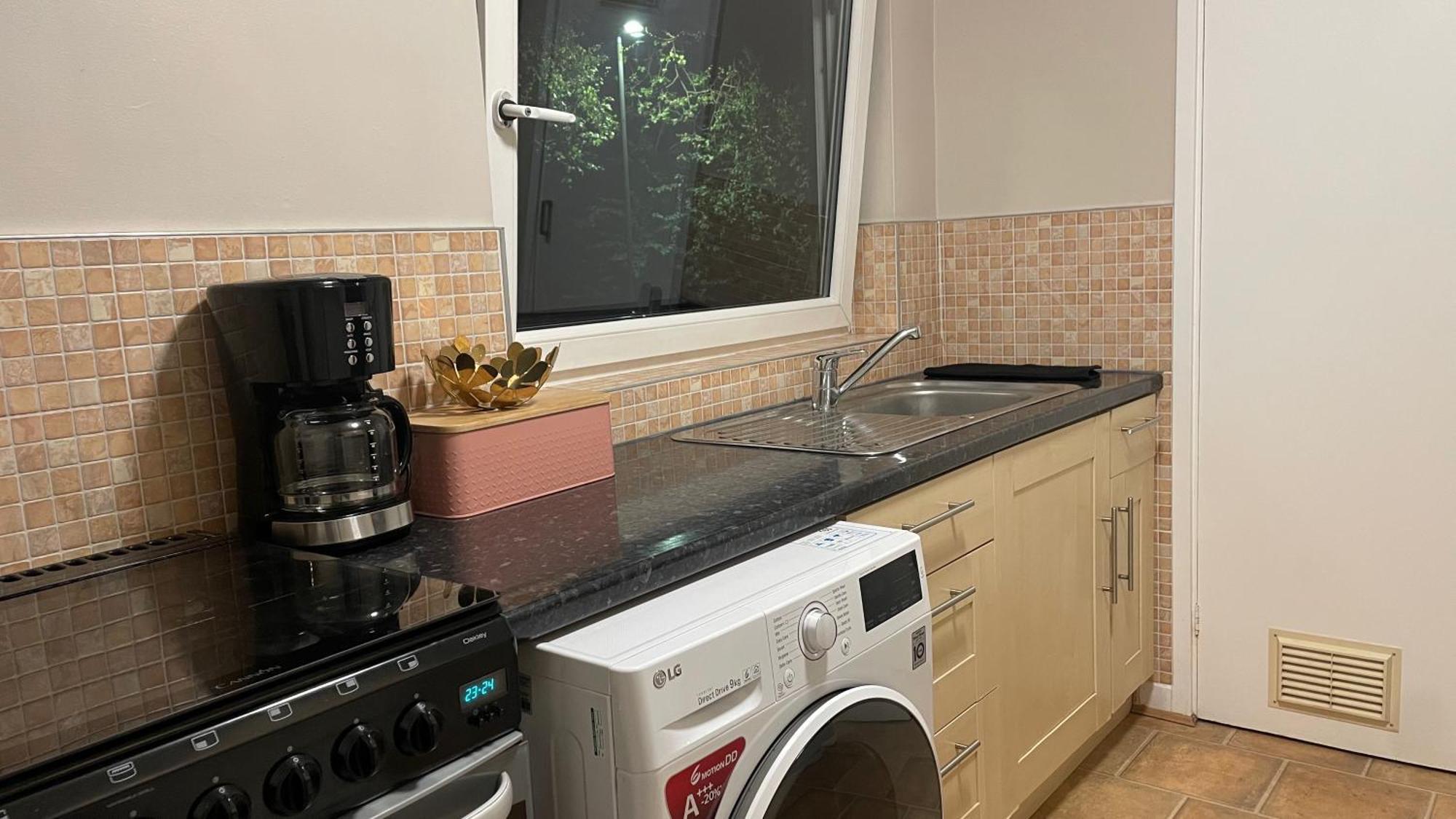 Cosy Flat For 4, Family Friendly, Private Parking, Close To *