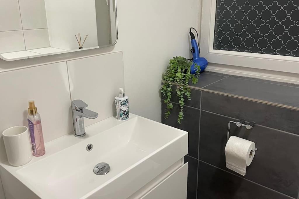Cosy Flat For 4, Family Friendly, Private Parking, Close To Apartamento