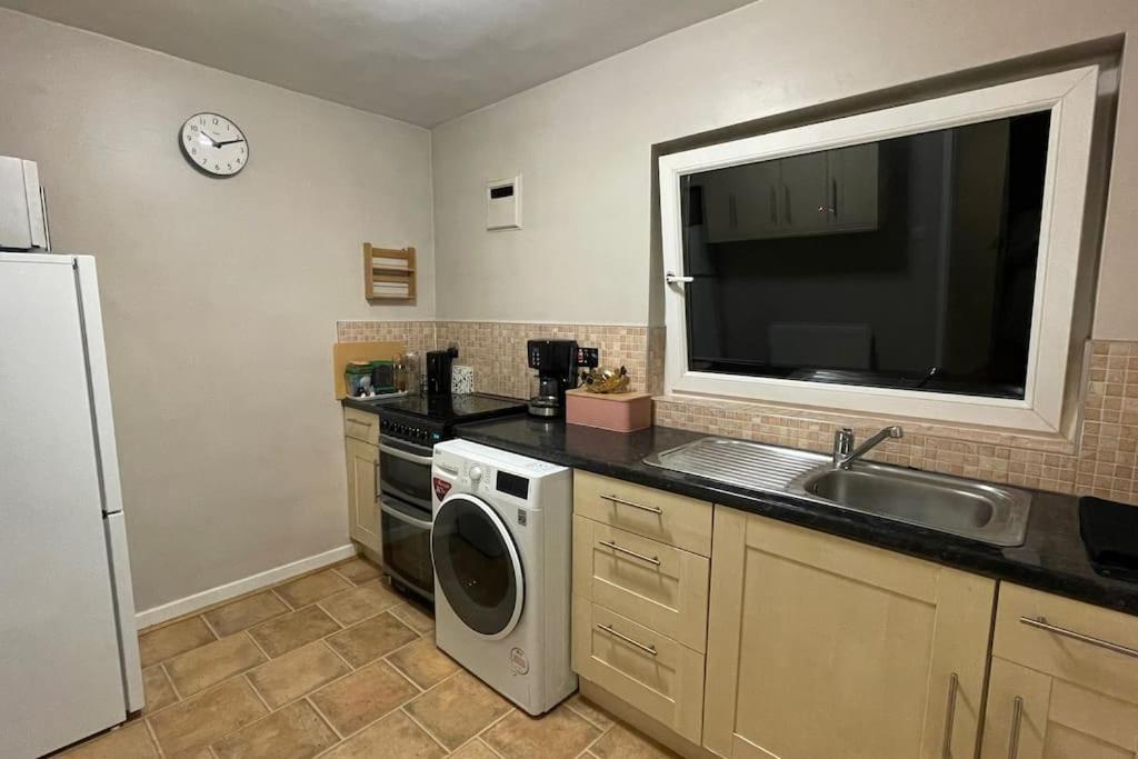 Cosy Flat For 4, Family Friendly, Private Parking, Close To Apartamento *