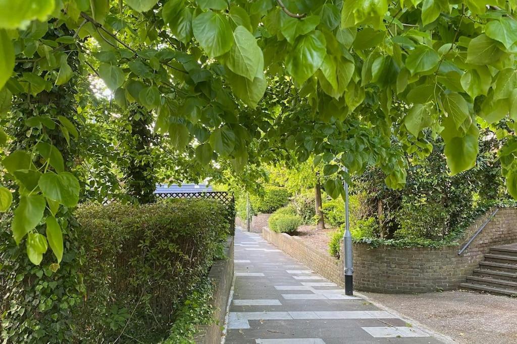 Apartamento Cosy Flat For 4, Family Friendly, Private Parking, Close To Londres