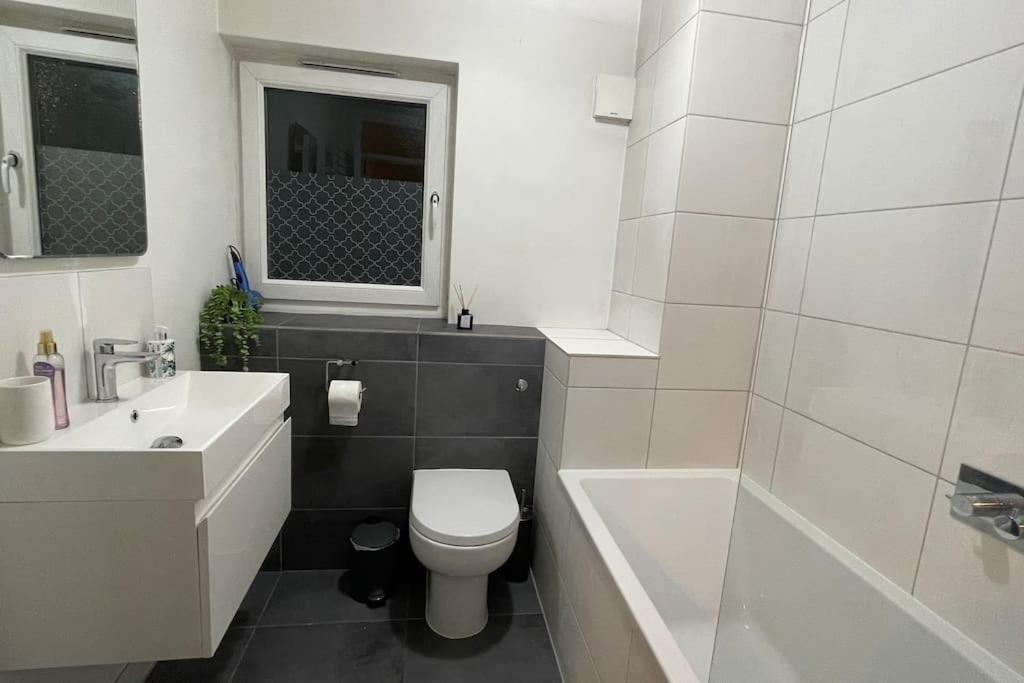 Cosy Flat For 4, Family Friendly, Private Parking, Close To * London