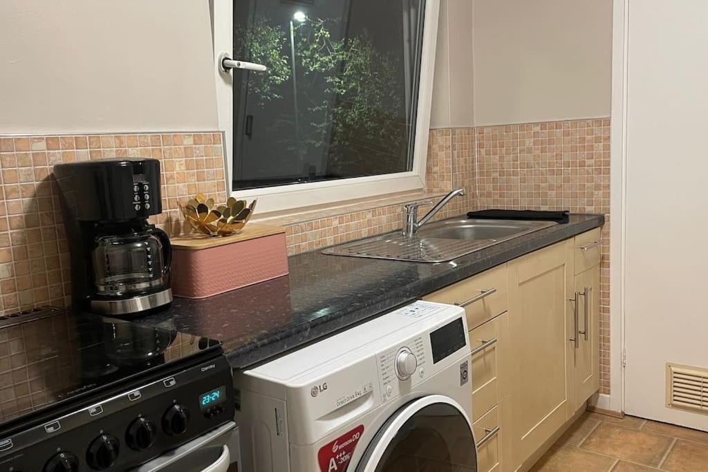 Apartamento Cosy Flat For 4, Family Friendly, Private Parking, Close To