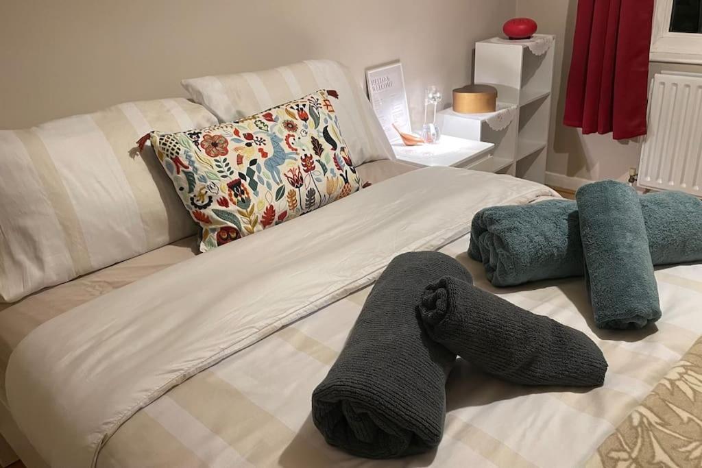 Cosy Flat For 4, Family Friendly, Private Parking, Close To *
