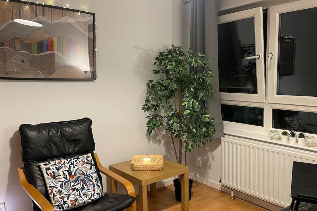Cosy Flat For 4, Family Friendly, Private Parking, Close To Londres