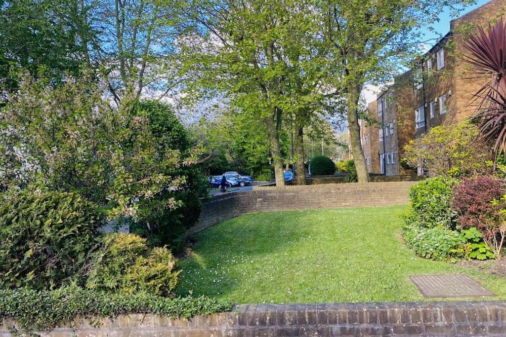 Leilighet Cosy Flat For 4, Family Friendly, Private Parking, Close To