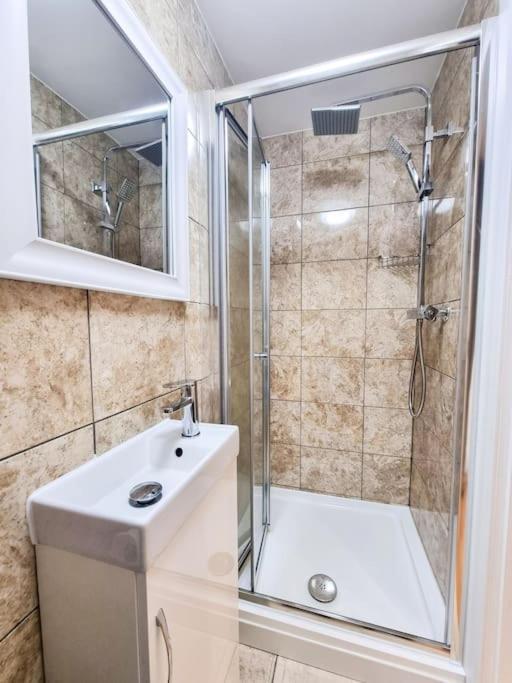 Stylish And Cosy 2 In W Private Parking Apartment London