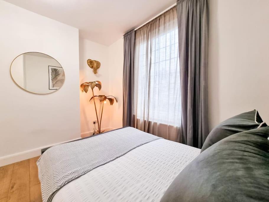Stylish And Cosy 2 In W Private Parking Apartment London