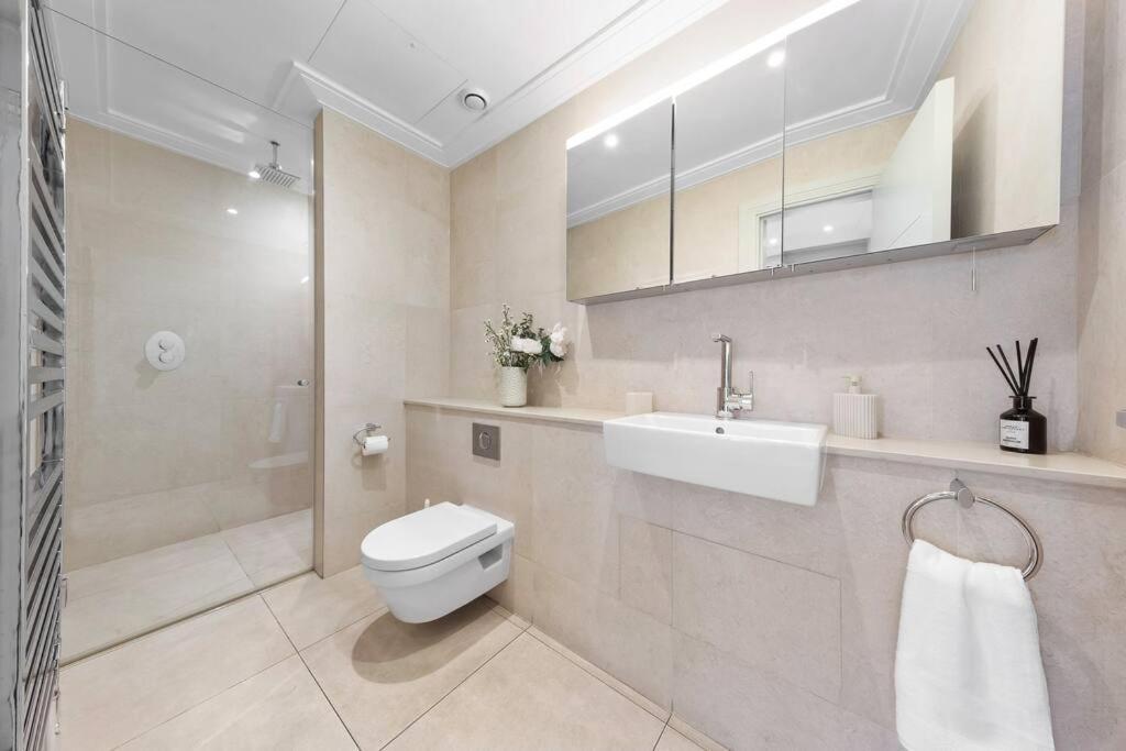 Park Lane Palace- Luxury Sleeps 10 Apartment
