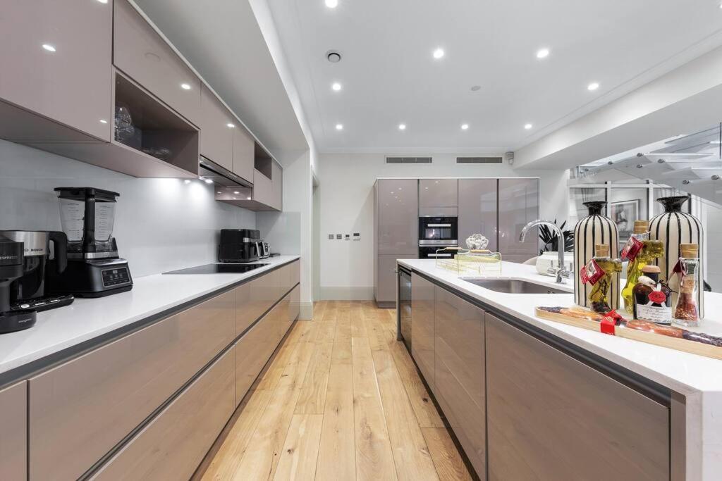 Park Lane Palace- Luxury Sleeps 10 Apartment