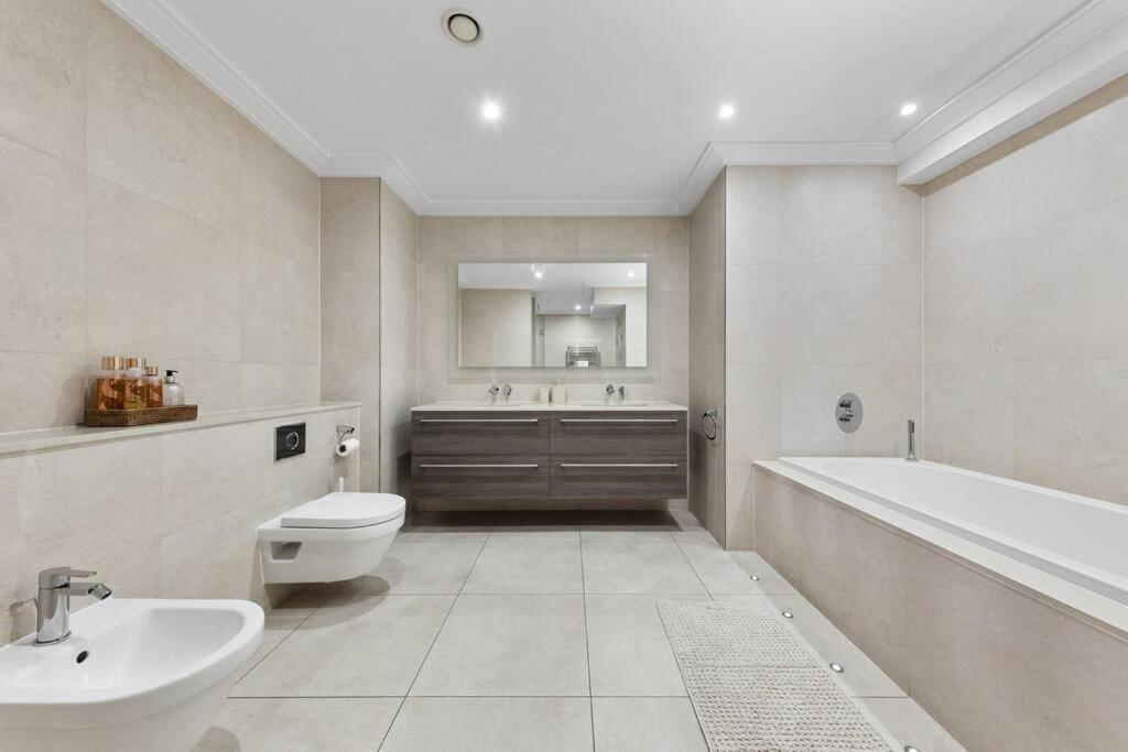 Apartment Park Lane Palace- Luxury Sleeps 10 *