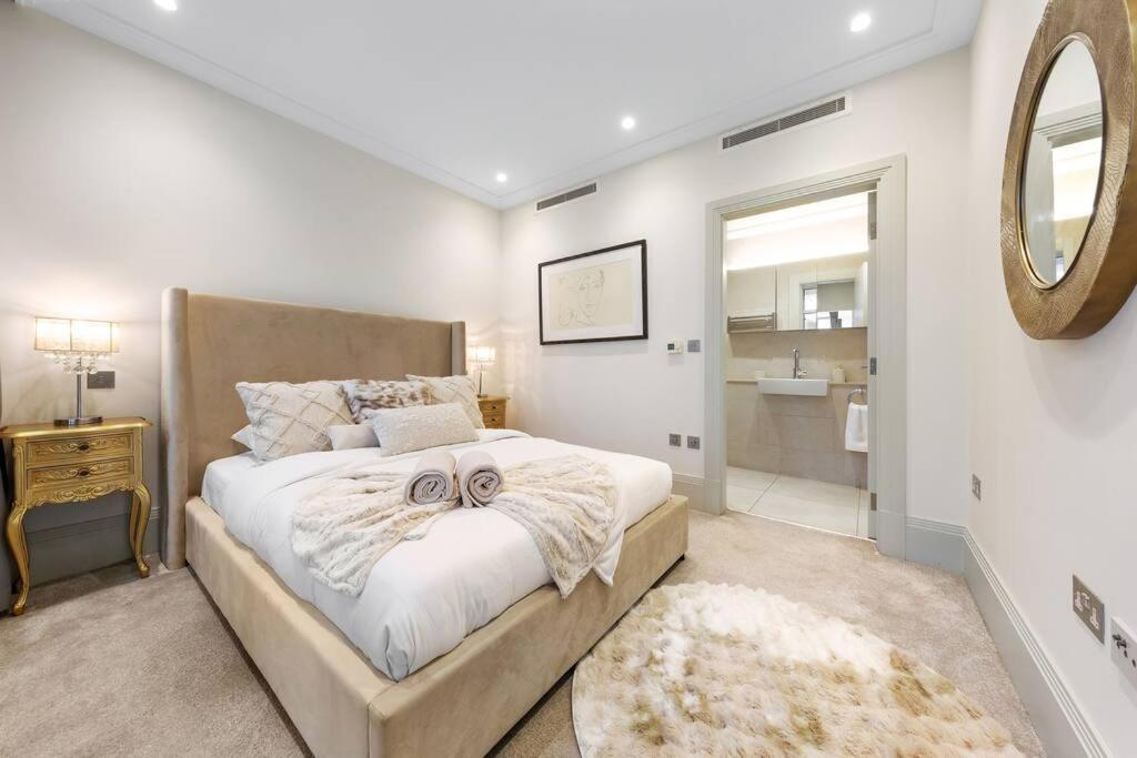 Park Lane Palace- Luxury Sleeps 10 Apartment
