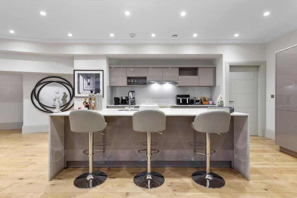 Park Lane Palace- Luxury Sleeps 10 Apartment London
