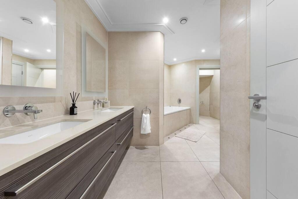 Park Lane Palace- Luxury Sleeps 10 * London