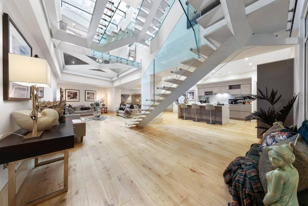 Park Lane Palace- Luxury Sleeps 10 Apartment