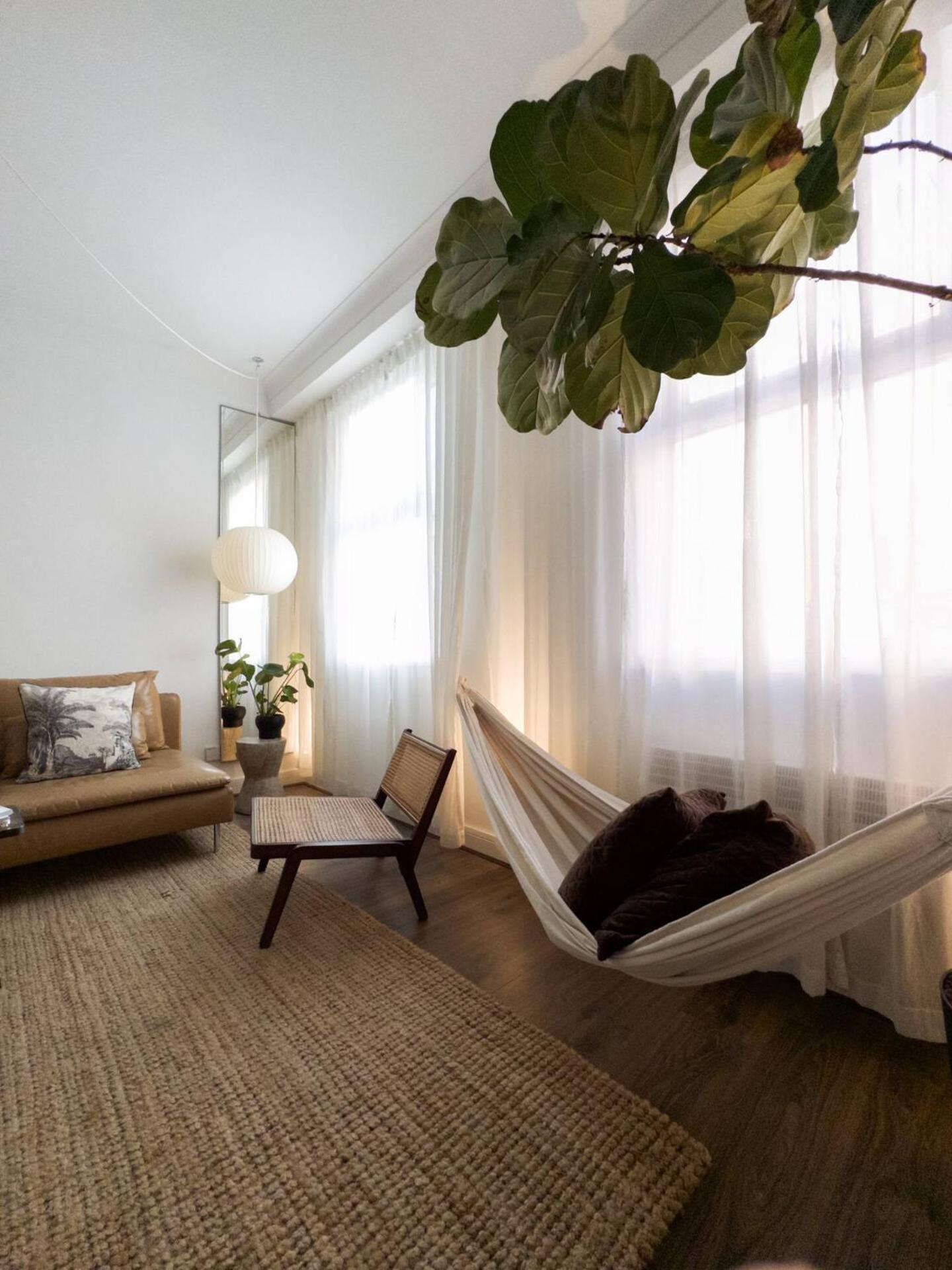 Tranquil Oasis W 100inch Cinema & Hammock, By The Design Traveller * Londen