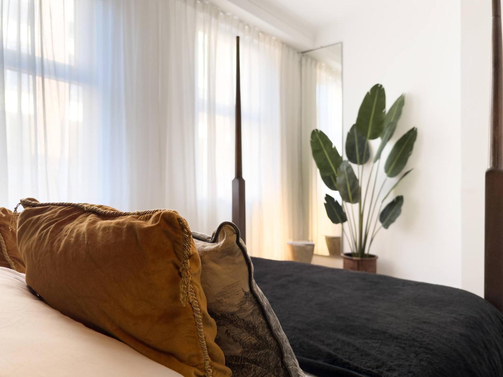 Appartement Tranquil Oasis W 100inch Cinema & Hammock, By The Design Traveller Londen