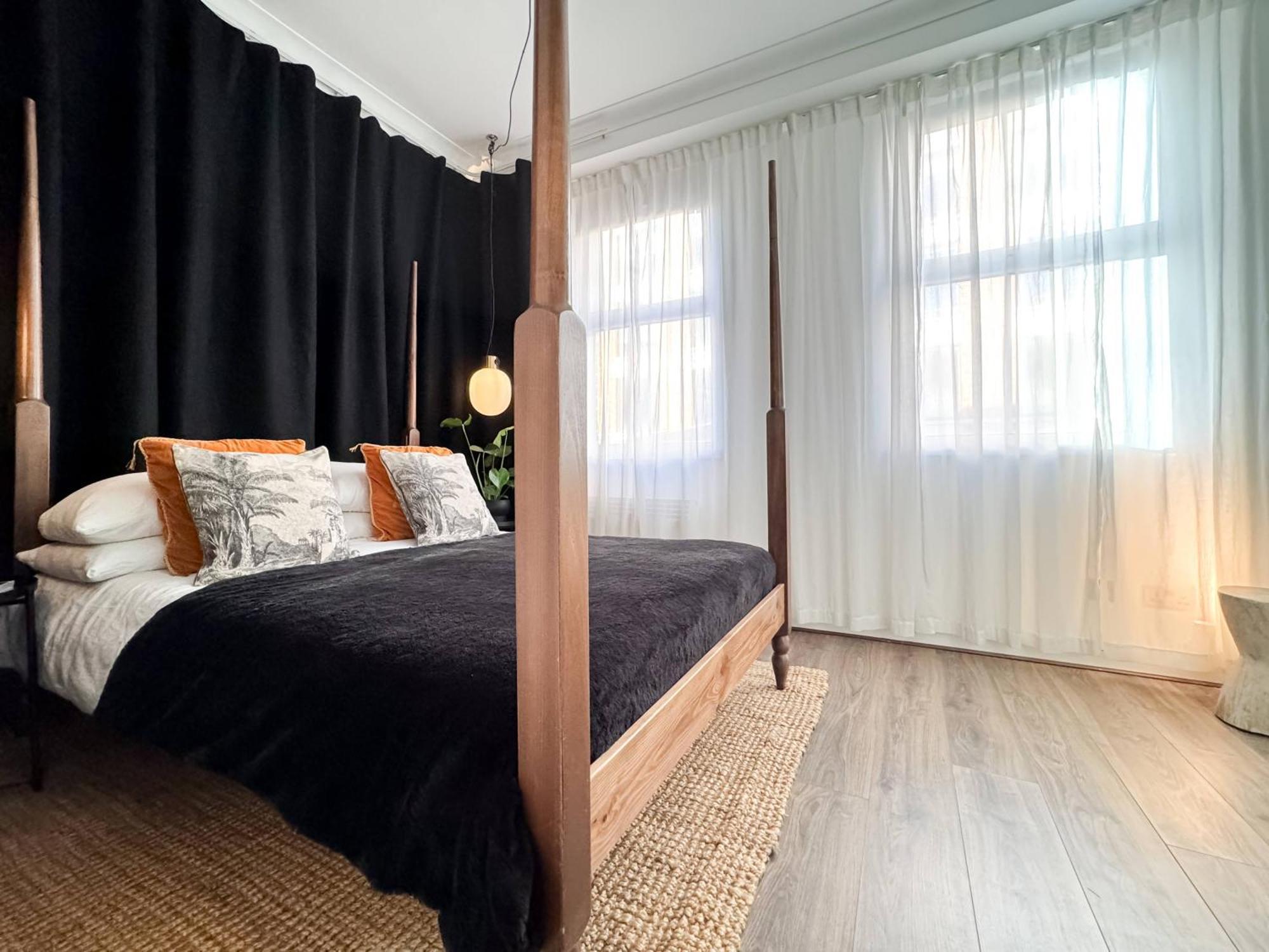 Appartement Tranquil Oasis W 100inch Cinema & Hammock, By The Design Traveller Londen