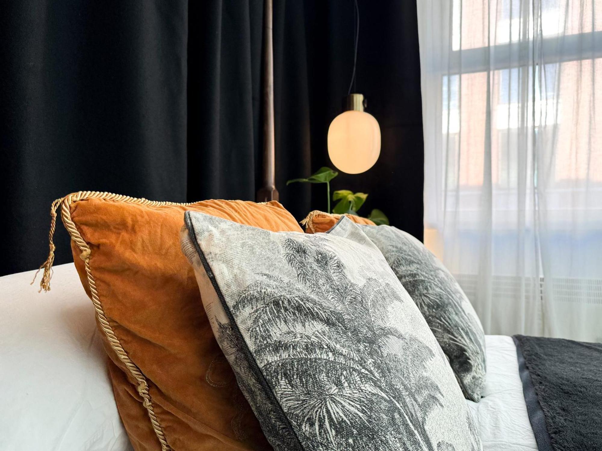 Tranquil Oasis W 100inch Cinema & Hammock, By The Design Traveller Appartement *