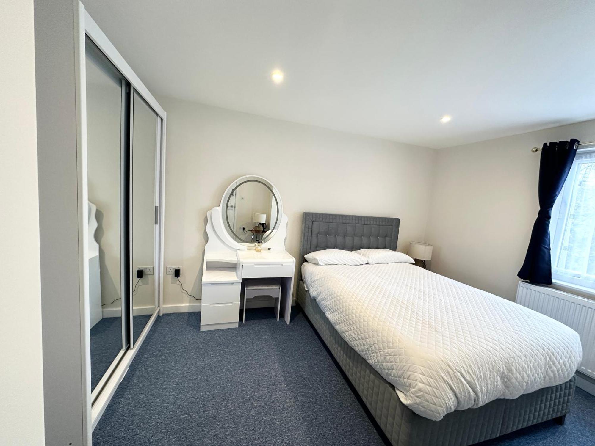 Newly Renovated Bedrooms Near Train And Bus Station Apartamento