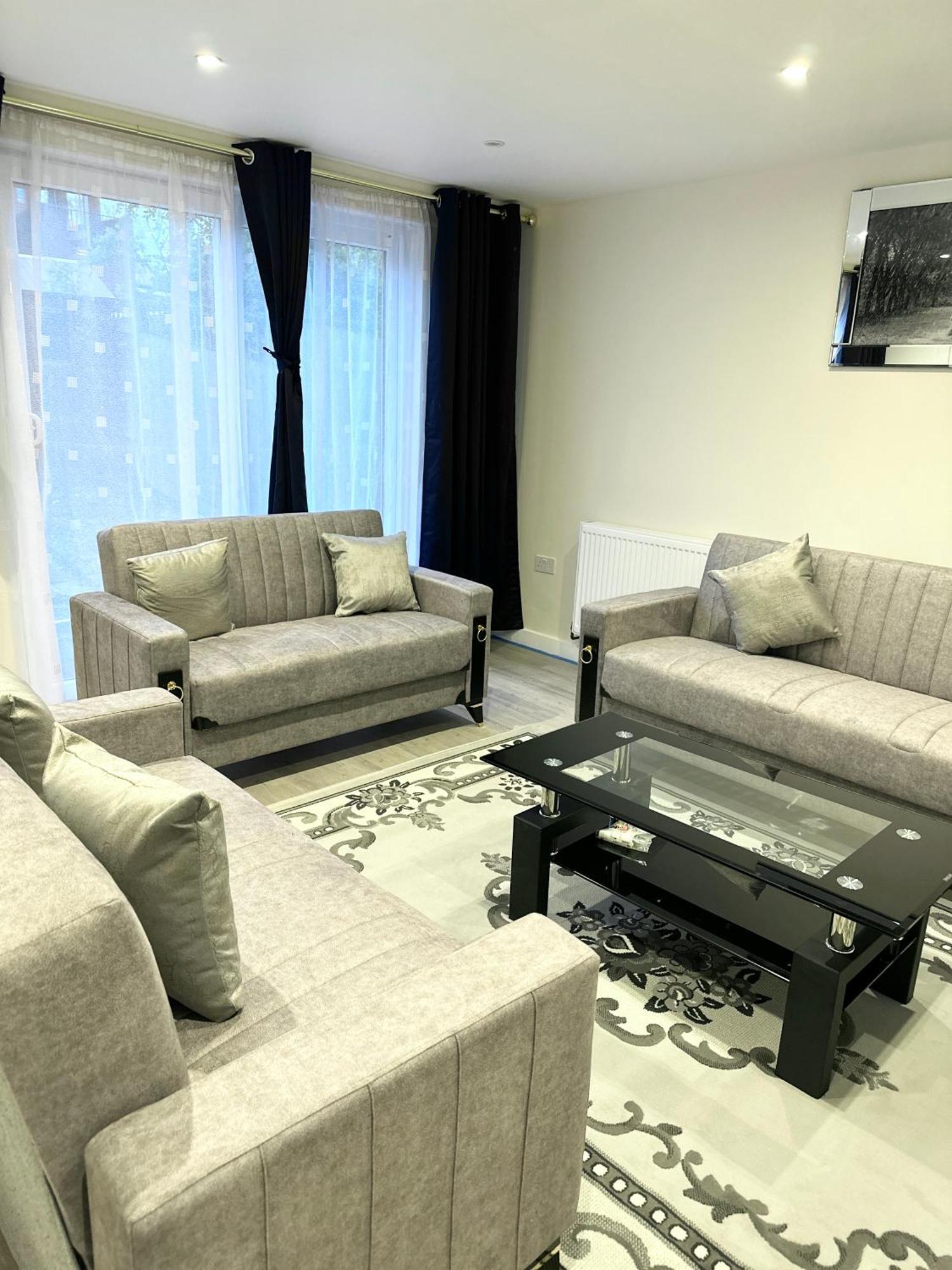 Newly Renovated Bedrooms Near Train And Bus Station *