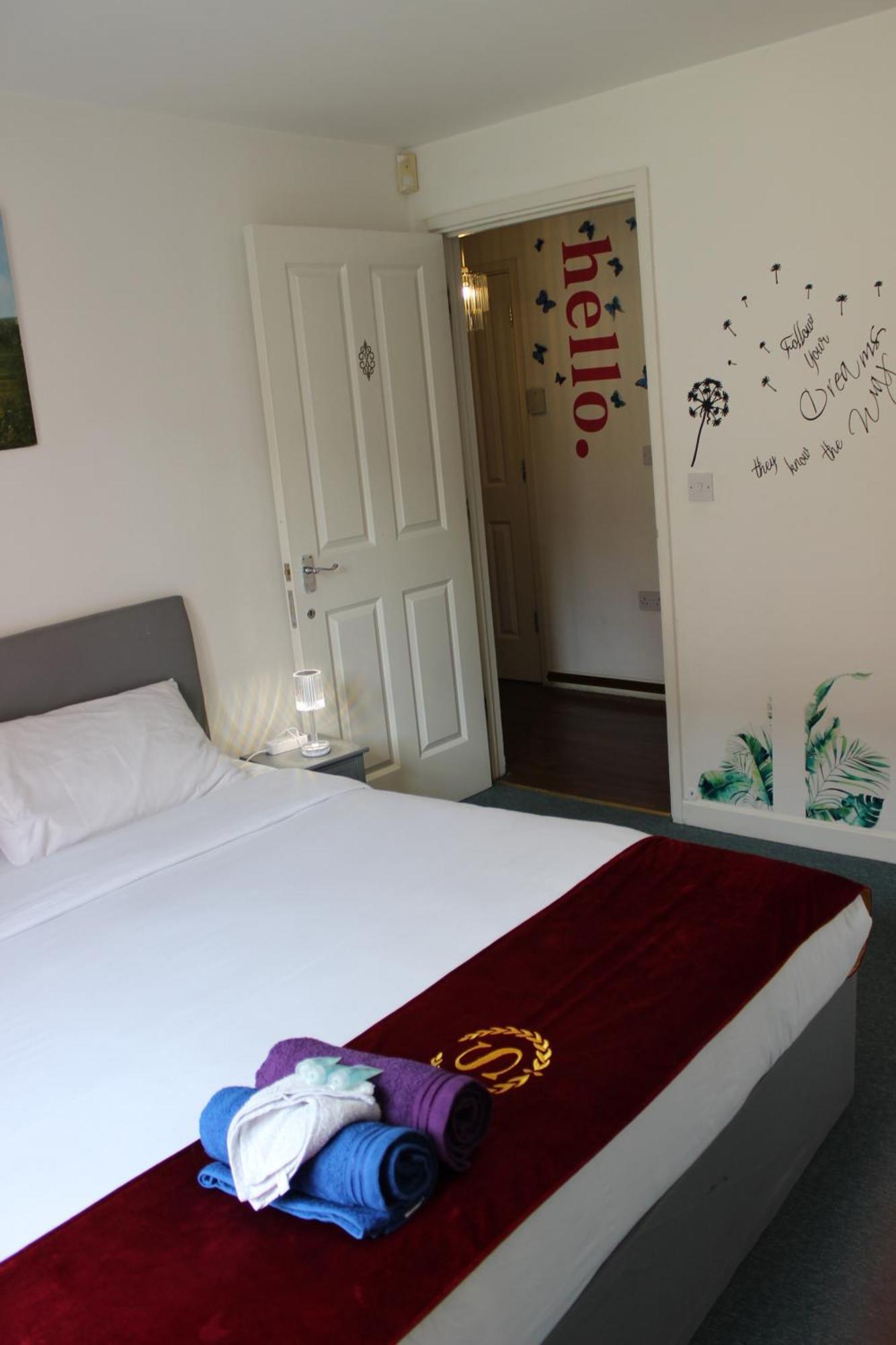 Apartment 2 Bed 2 Bath - Free Parking - 3min Walk To The Train Station - 19min To Liverpool Street 5min To Victoria Line 1gb Broadband Super Fast Internet Ground Floor 100s Of Shops Restaurants Bakeries 24-hour Asda Superst *