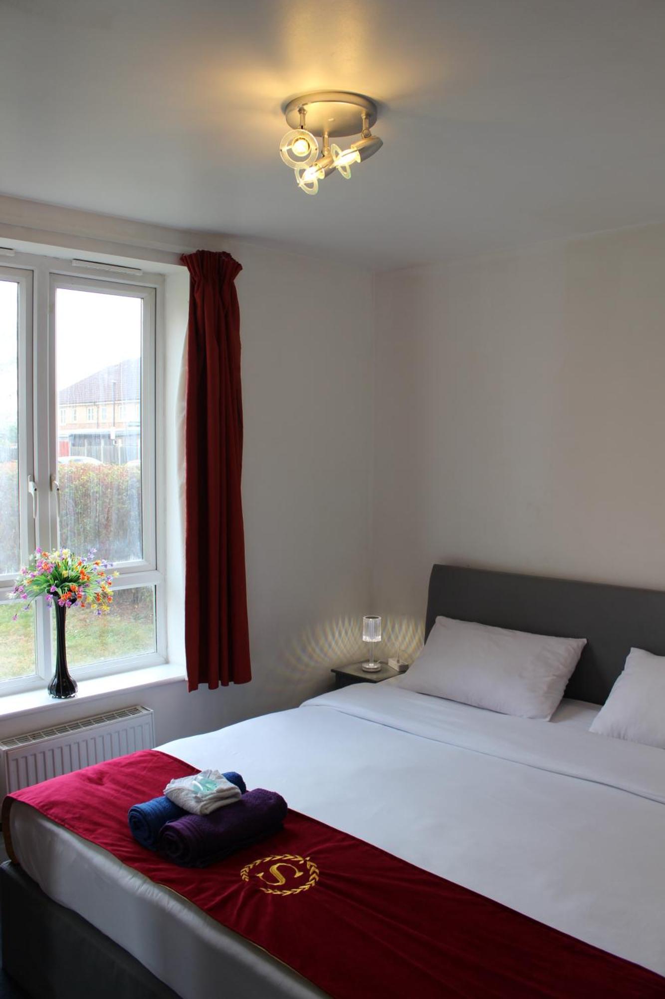 2 Bed 2 Bath - Free Parking - 3min Walk To The Train Station - 19min To Liverpool Street 5min To Victoria Line 1gb Broadband Super Fast Internet Ground Floor 100s Of Shops Restaurants Bakeries 24-hour Asda Superst Apartment London