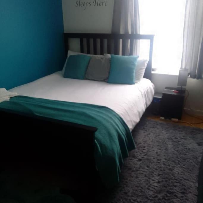 3 Bedroom Brixton Apartment *