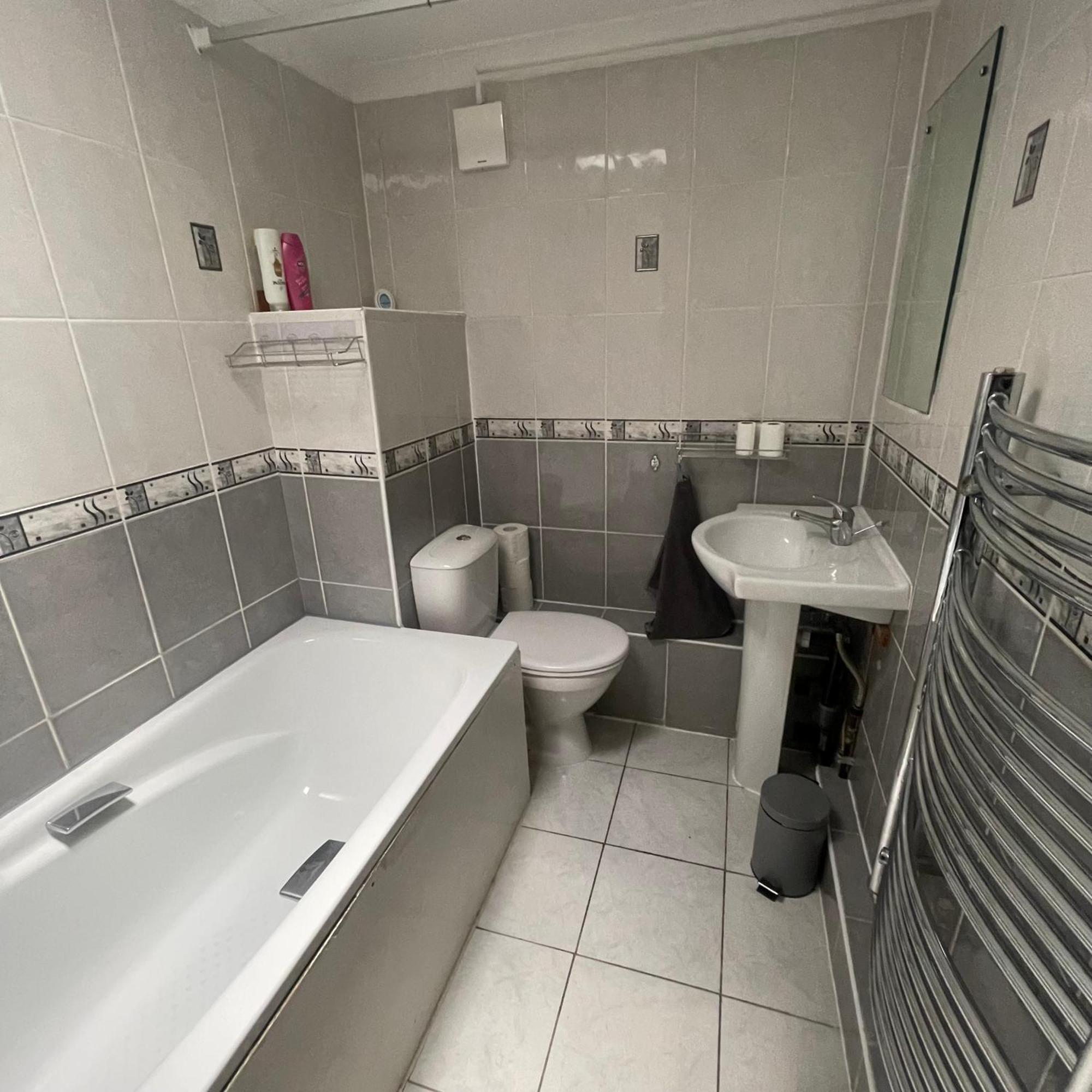 Entire 3 Bedroom - Minutes To Emirates Stadium! * London