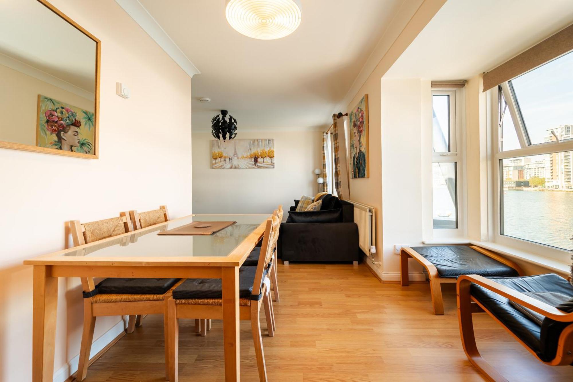 Luxury Riverview 2bed Apt- 5 Mins From Excel London, Canary Wharf, 02 Arena - Free Parking - Playstation 4 Provided London