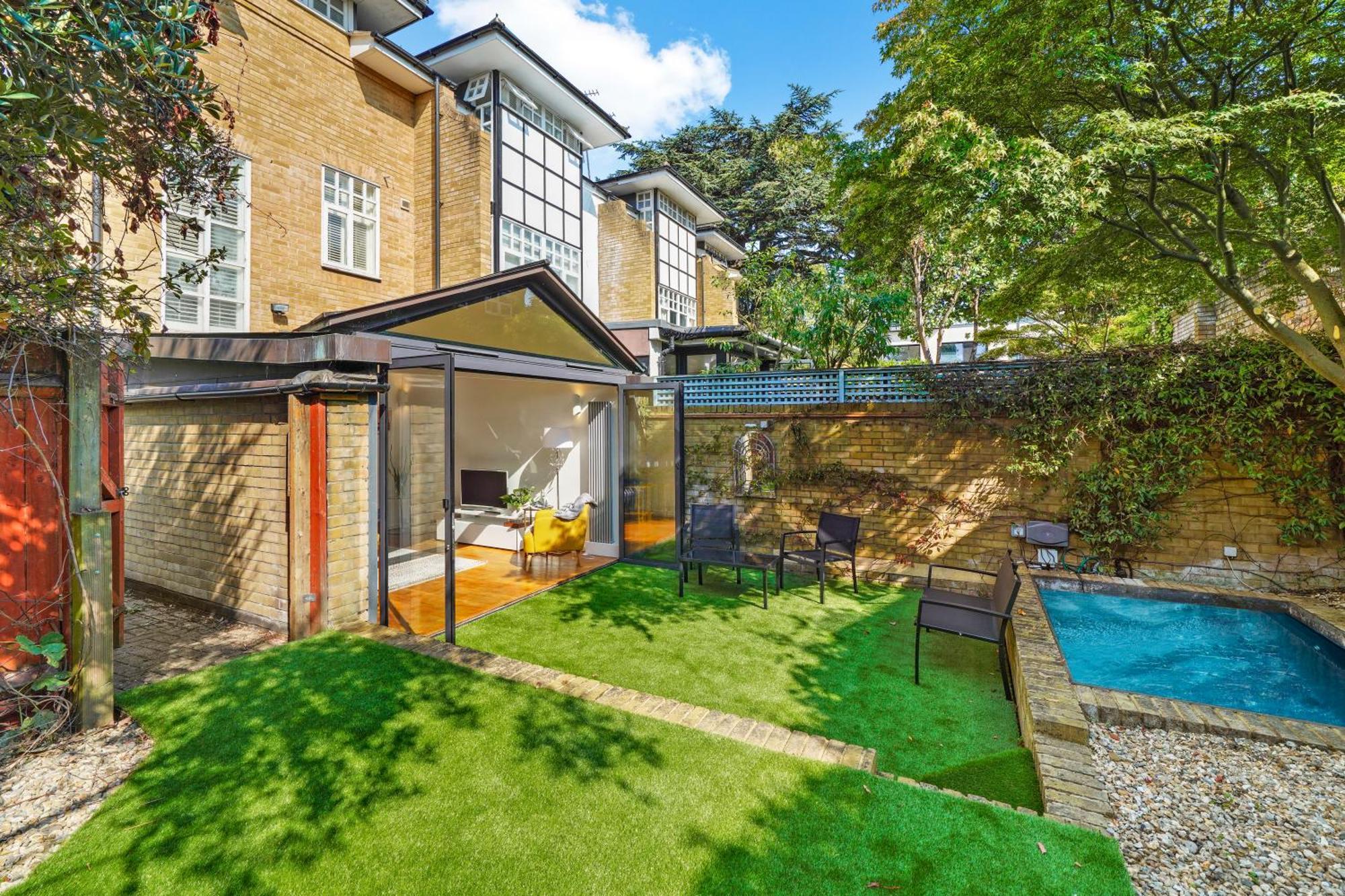 3 Bedroom Mews - Clapham Common - Free Private Parking - Sleeps 5 - Newly Refurbished - Sweetpea & Pillow * London